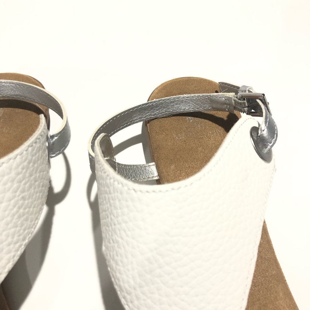 White Mountain Women’s White Leather T-Strap Sandals Size 9 - Picture 2 of 7